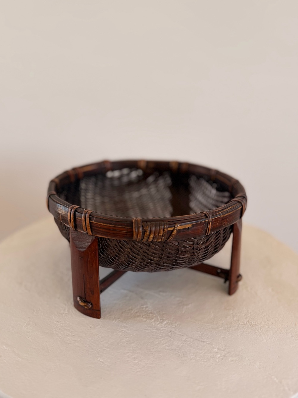 VINTAGE RATTAN WOVEN SEWING BASKET WITH WODD FOOTED LEGS JAPANDI WABI SABI ASIAN - Picture 2 of 7